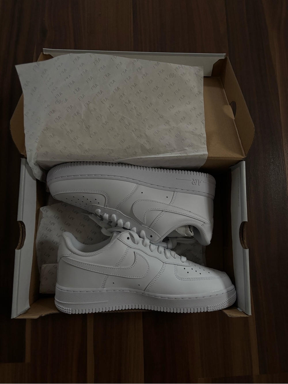 Nike Men's White Low-Top Leather Sneakers